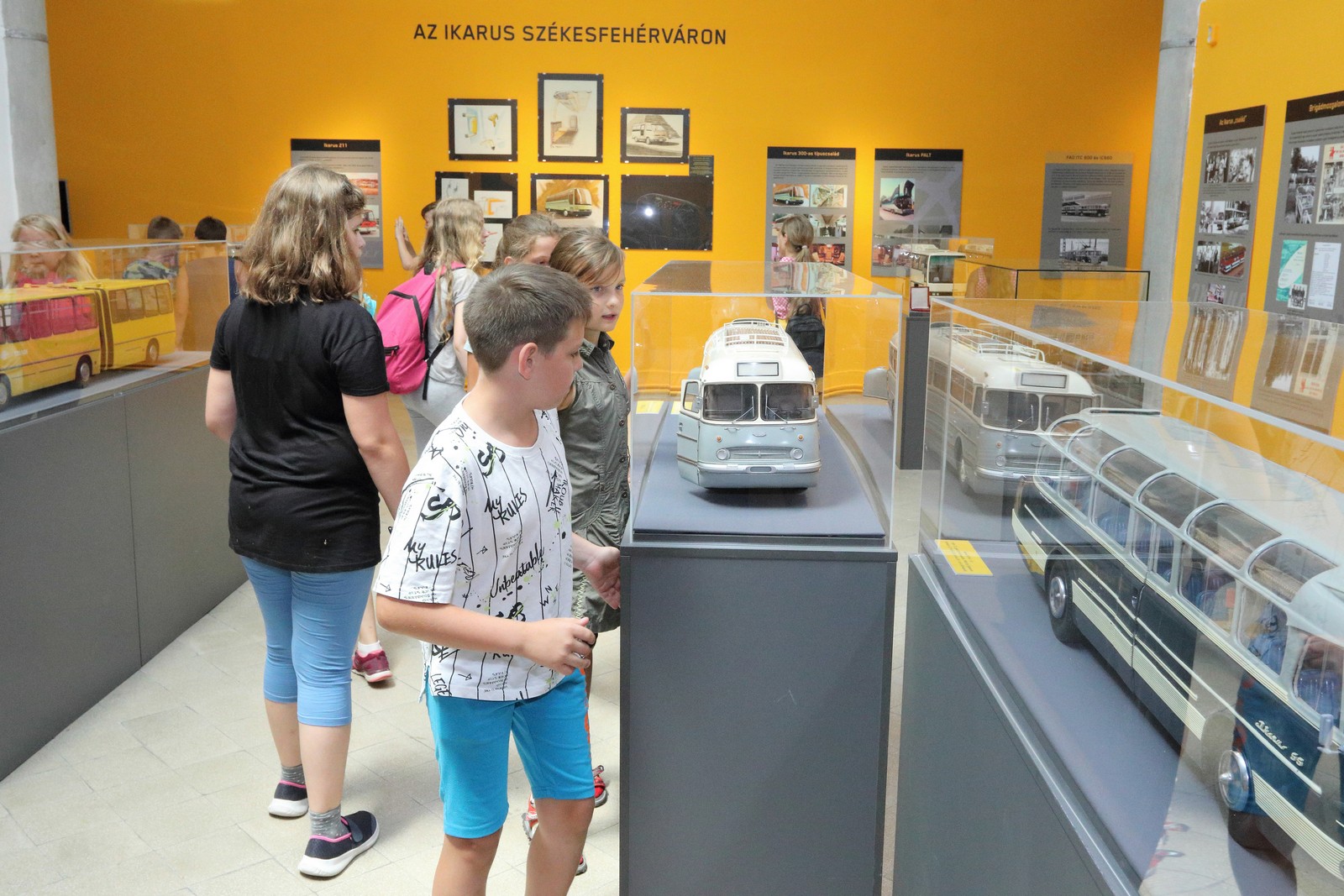 A városi táborban vakációzó gyerekek az Ikarus-kiállításon